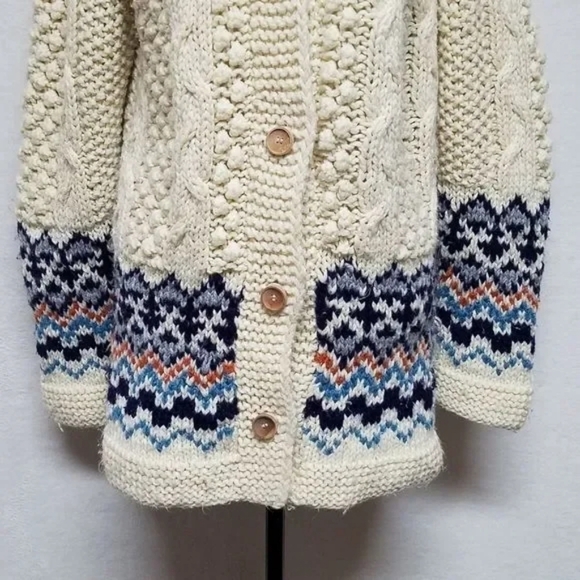 Vintage 1960s Cream Fair Isle Chunky Popcorn Wood Button Hooded Sweater Cardigan - Picture 5 of 12